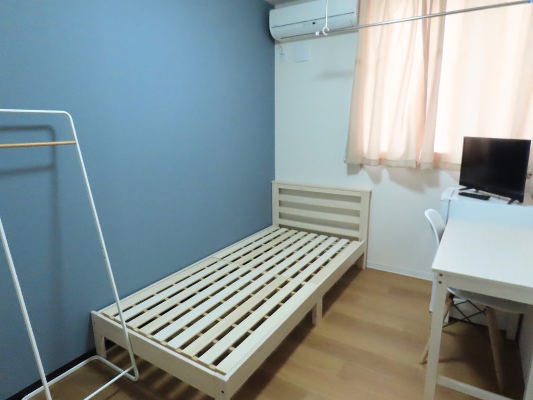 社員寮の一人部屋（エアコン・ハンガーラック付き）