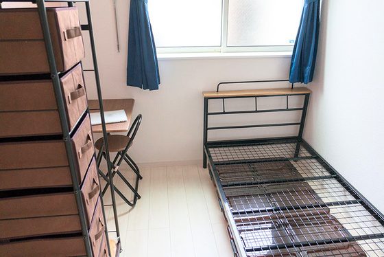 社員寮の一人部屋（収納・チェア付き）