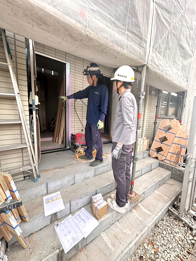 先輩と現場を確認する新卒社員