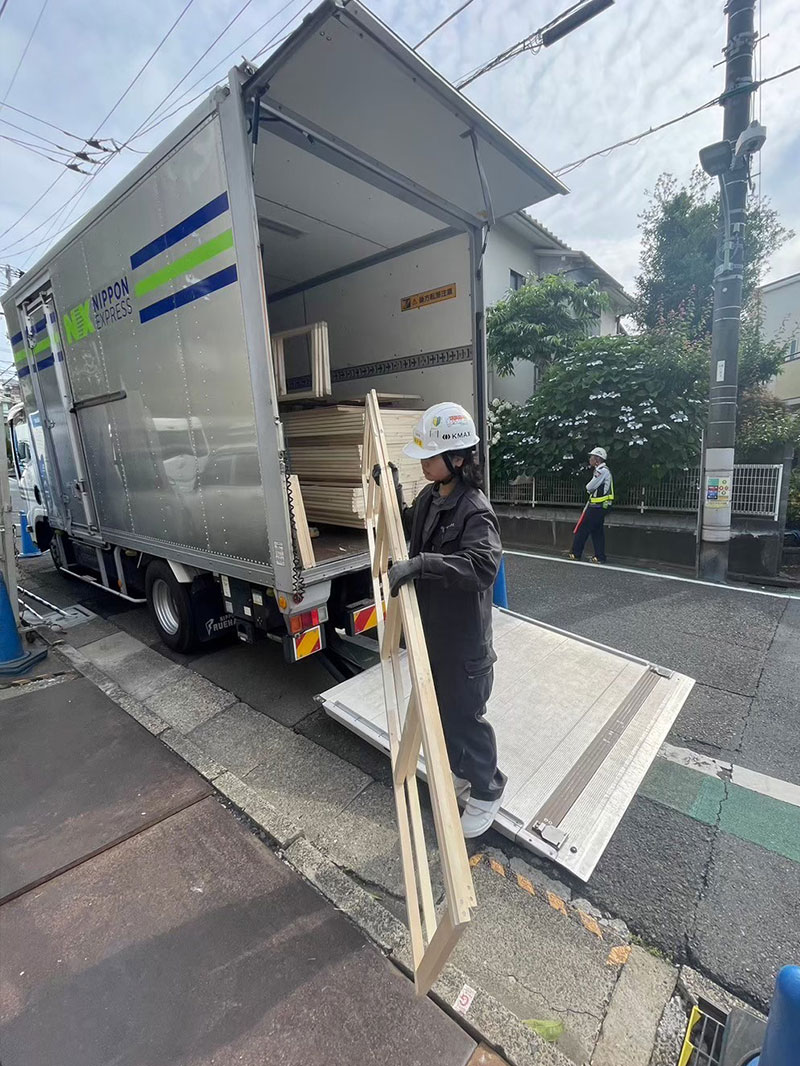 資材を搬出する新卒社員