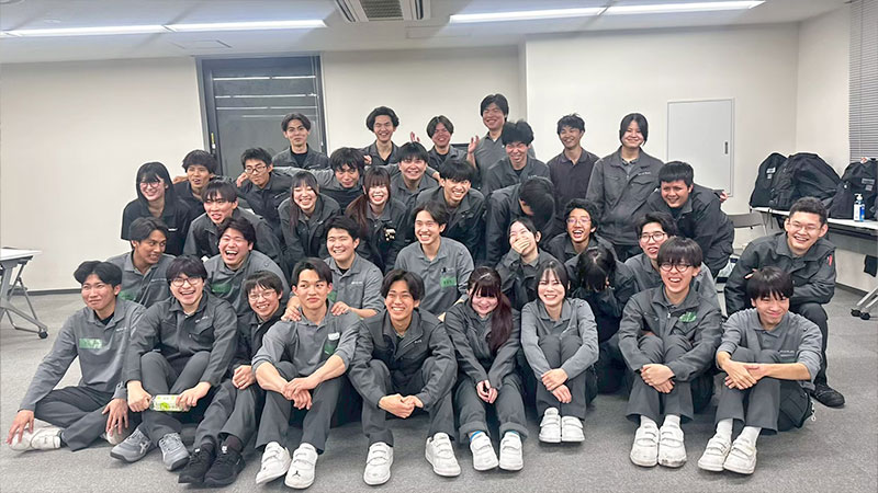 新卒入社社員の集合写真22年入社～26年入社まで