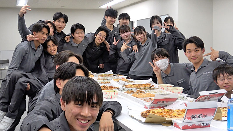 ピザやお寿司を囲んで懇親会。同期の絆が深まる