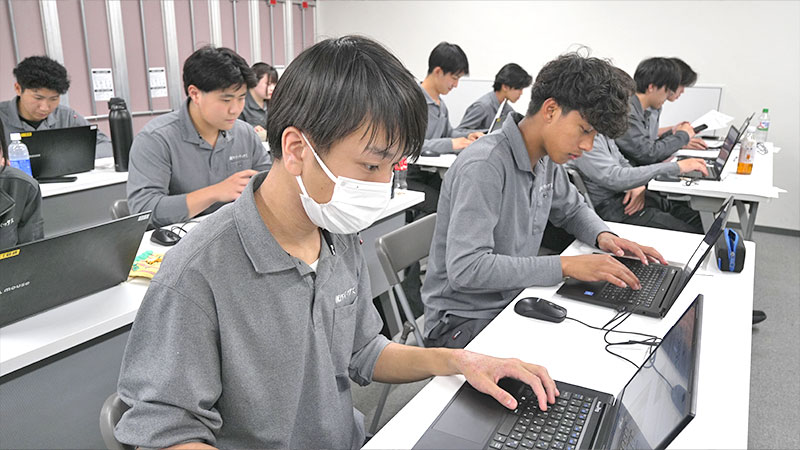 パソコン操作に集中する社員
