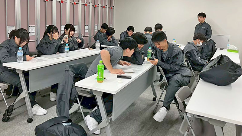 休憩中の社員たち