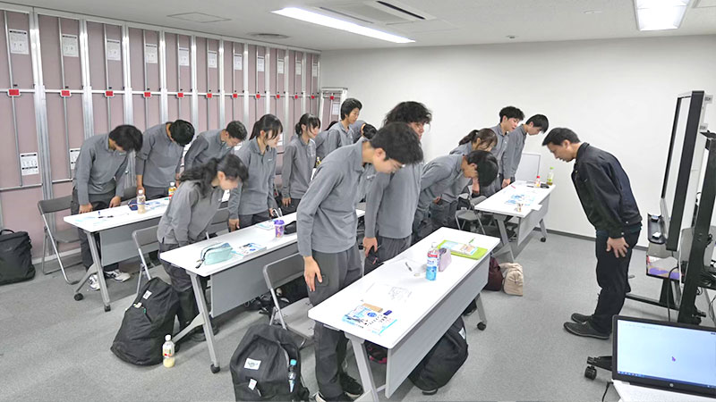 全員で挨拶する研修風景