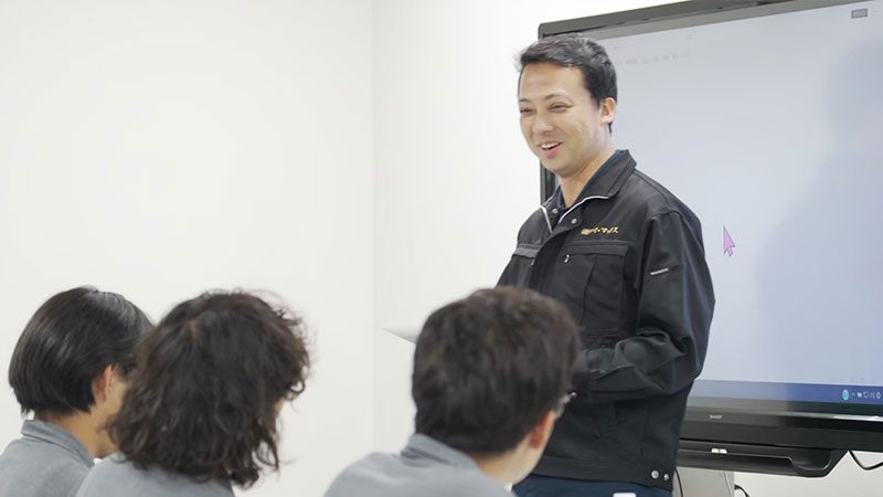 笑顔で教える先生