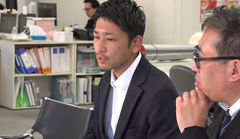 現場に立ち会う営業社員