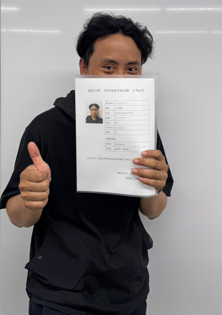 Sandy tersenyum setelah lulus ujian Tokutei Ginou No.2 Konstruksi