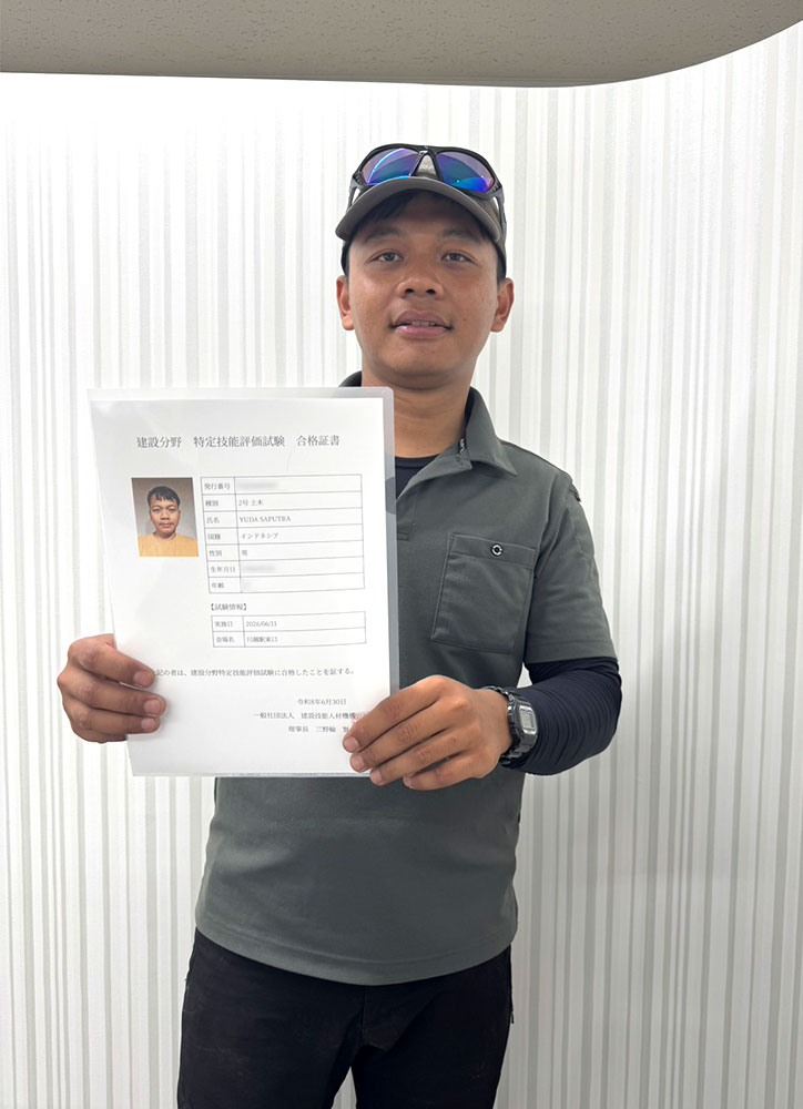 Yudha tersenyum setelah lulus ujian Tokutei Ginou No.2 Konstruksi