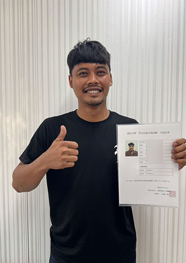 Yudha tersenyum setelah lulus ujian Tokutei Ginou No.2 Konstruksi