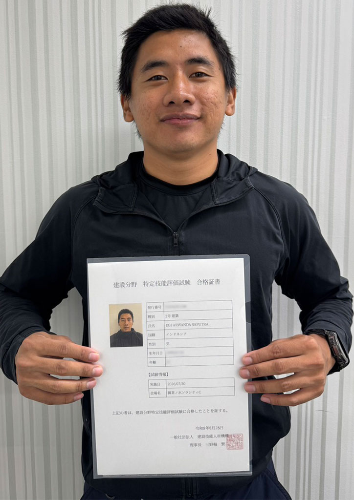 Yudha tersenyum setelah lulus ujian Tokutei Ginou No.2 Konstruksi
